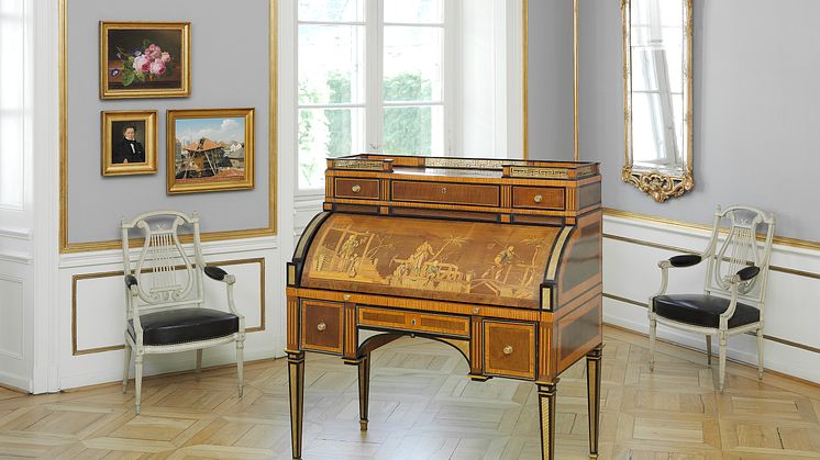 David Roentgen: Louis XVI gilt bronze bureau. C. 1780. Estimate: € 135,000-200,000