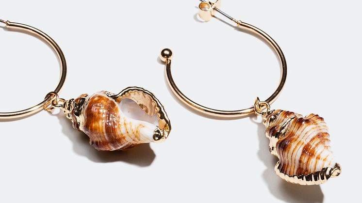 Natural seashells with gold colored edges for a relaxed yet fashionable look.