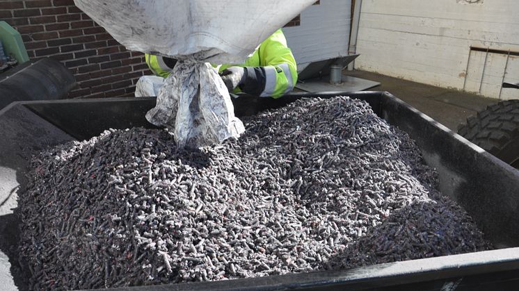 Återvinning av arbetskläder har tidigare setts som ett olösligt problem. Nu kan ett forskningsprojekt lett av Chalmers ha löst det genom termokemisk återvinning. 