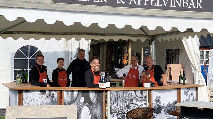 Mustmästare och cidermakare i ciderbar på Kiviks Musteri