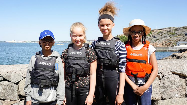 Nabil Ali, Martina Keita, Juliette Keita och Mona Ali njuter av solen och havet under seglingslägret.
