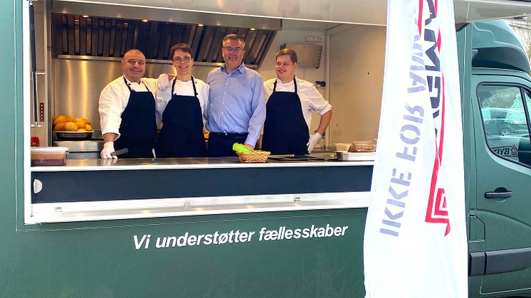 Bygma Ringsted kombinerer padel-stævne med god mad og social ansvarlighed. Direktør for Bygma Ringsted, Morten Skov og medarbejdere fra Café Ingeborg i foodtrucken.