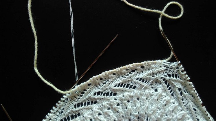 120.1 Show knitting of a child’s hat resembling the illustrations, by combining the two Swedish and two different versions of the German instructions. 