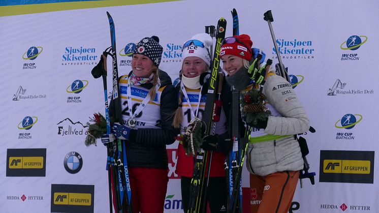 Karoline Erdal (Førde IL) vant dagens sprint for kvinner på IBU Cup Sjusjøen. Amerikanske Kelsey Joan Dickinson fikk andreplass (t.v) og tyske Maren Hammerschmidt gikk inn som nummer tre (t.h). Foto: Harri Luchsinger / Norges Skiskytterforbund
