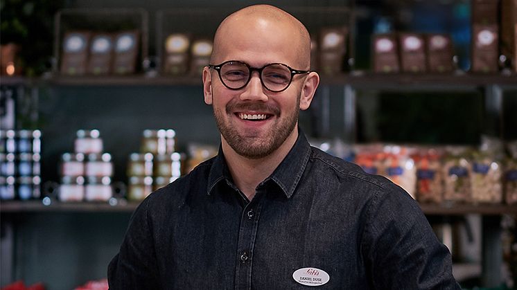Daniel Duse, matutvecklingsansvarig på Sabis, i den nya "hybriden mellan butik och restaurang"