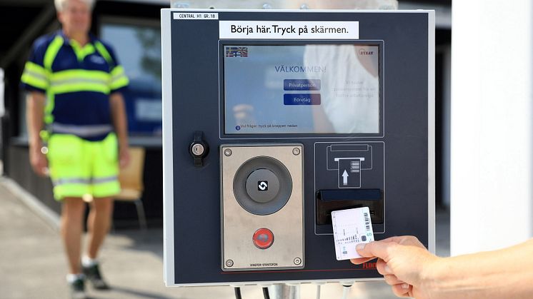 Från och med 4 december kör privatpersoner in på återvinningscentralen med körkort och företag kör in med kundkort. Privatpersoner som saknar svenskt körkort kan beställa kundkort för privatpersoner.