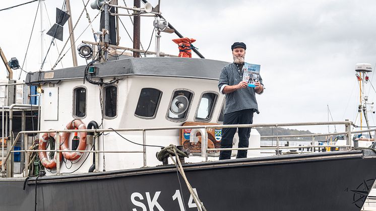 Der Fischer Björn Fischer an Bord seines Fischkutters "SK 14 Tümmler"