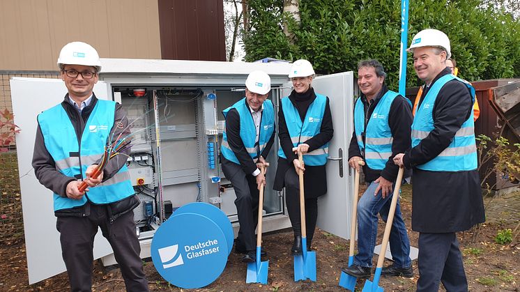 v.l. René Schmidt, Projektmanager Bau DGB, Roland Waleska, Geschäftskundenberater DGB, Maja Seibel, Abteilungsleitung Bau DGB, Bernd Herrmann, Bauleitung DGB, Michael Berens, Bürgermeister Hövelhof.