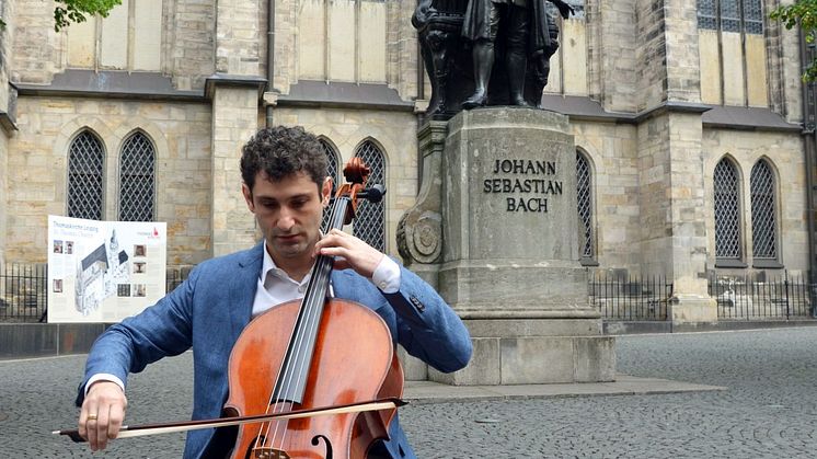 Dale Henderson mit seinem Cello vor der Thomaskirche in seinem Element