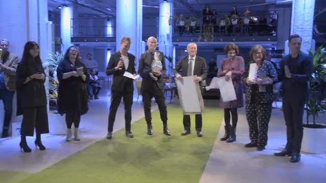 Show Up Fashion Award in 13 seconds!