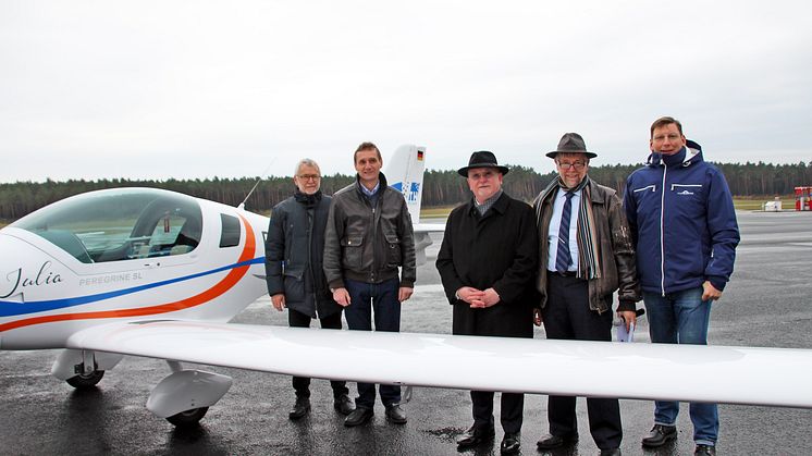 Erstes Forschungs- und Schulungsflugzeug auf dem Flugplatz Schönhagen an die Technische Hochschule Wildau übergeben