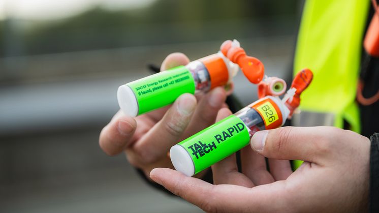 Slik ser surrogatfiskene ut, med sensorer og ballonger i enden