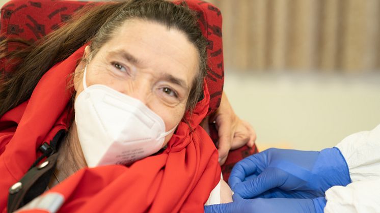 Elke Groß, Klientin der Hephata-Behindertenhilfe, hat gerade ihre erste Impfung gegen das Coronavirus erhalten.