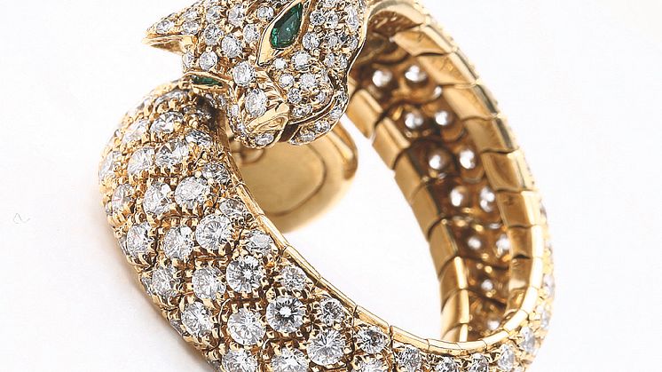 Smaragd- og diamantring af 18 kt. guld "Panthère" prydet med to dråbeformede facetslebne smaragder og talrige brillantslebne diamanter på i alt ca. 4.50 ct. Fleksibel. Signeret. Ca. str. 55. Vurdering: 150.000 kr.