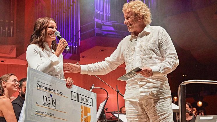 Thomas Gottschalk überreicht im Namen von TELE 5  einen Spendenscheck in Höhe von 10.000,-€  an die gemeinnützige Organisation DEIN MÜNCHEN beim Konzert der FILMFONIKER in der Philharmonie (Foto: Gert Krautbauer für TELE 5)