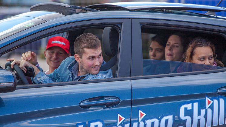 •	Idén szeptember 25-26 között 200 fiatal számára indít ingyenes, fél napos gyakorlati vezetéstechnikai és közlekedésbiztonsági tréninget a Ford Magyarország