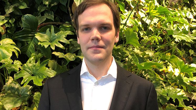 Mattias forskning innebär att det blir lönsamt att tillverka även unika produkter eller kortare serier i en automatiserad process. Foto: Högskolan Väst.