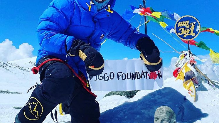 Måns Möller har nått toppen av Peak Lenin 7134 m för autismmedvetenhet