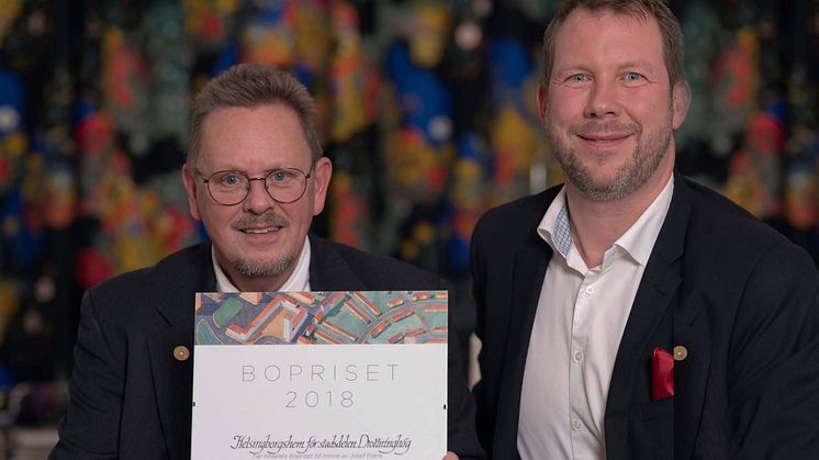 Lars Hansson och Jonas Hansson, ordförande respektive vd i Helsingborgshem, vid utdelningen på torsdagen av Bopriset 2018 på Brunkebergstorg i Stockholm City. Bild: Erik Normark, Boinstitutet