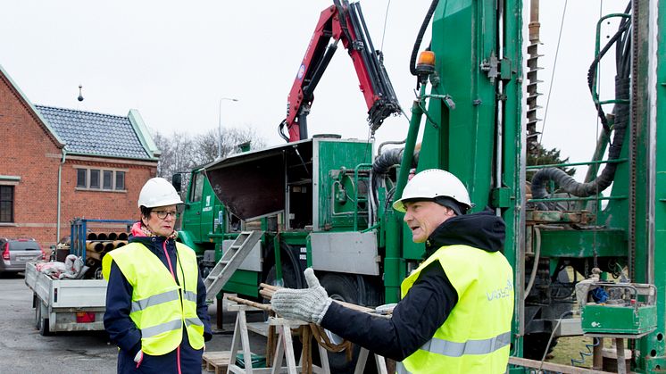 Provborrningen inför en eventuell avloppstunnel i december 2016. Carina Svensson, förbundsstyrelsens ordförande, och Ulf Nyberg, VA SYD möter media.