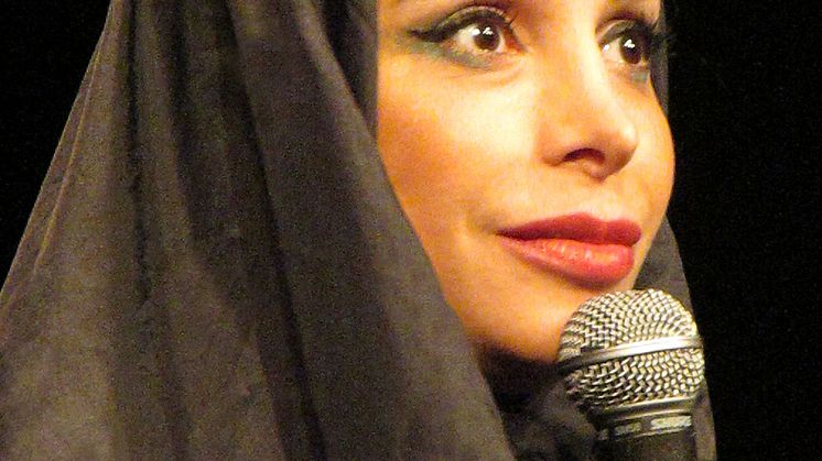 Råbys teatersäsong rivstartar med Bakis i burkan