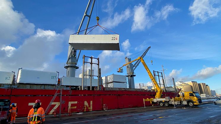Aisian Bulker lossas i Helsingborgs Hamn