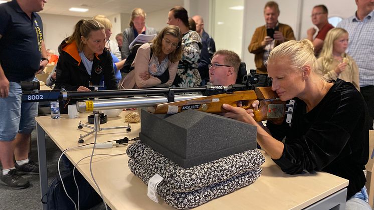 Två OS-guldmedaljörer sida vid sida. Carolina Klüft provar sportskytte och får instruktioner från Philip Jönsson. Foto: Jonna Ahlander