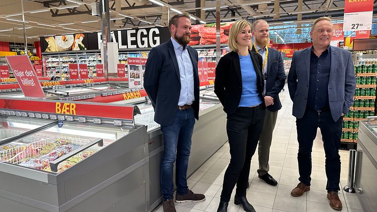Aneo Retails Stian Sesseng Johansen og Stian Helmenbakken sammen med statssekretær Elisabeth Sæther i Energidepartementet og driftsdirektør i Coop Innlandet, Frode Stensrud under et besøk i Xtra Raufoss.