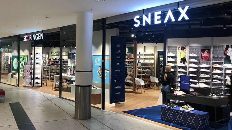 SNEAX Store er Skoringens svar på nutidens Sneakers fashion Store. SNEAX Stores integreres sammen med eksisterende Skoringen-butikker som en stor shop-in-shop med sin helt egen identitet og udtryk, og flere med egen indgang.