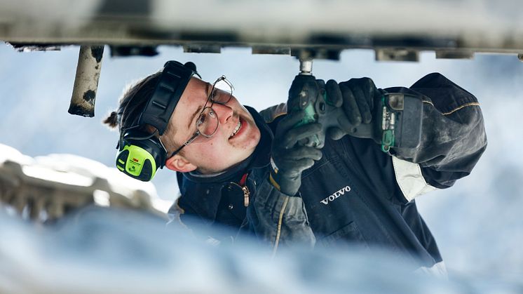 Emma Furberg, servicetekniker i arbete