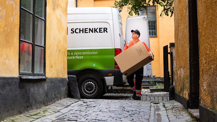 DB Schenker har investerat i 28 nya eldrivna paketbilar i Stockholm och planerar att elektrifiera hela sin paketbilsflotta, steg för steg.