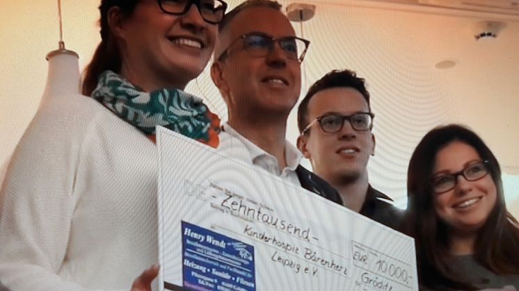 Ulrike Herkner, Henry Wendt, Hendrik Wendt und Elisa Bormann präsentieren den Spendenscheck im Gröditzer Familienunternehmen