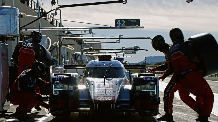Audi R18 e-tron quattro #8 (Audi Sport Team Joest) pitstop, Lucas di Grassi, Loïc Duval, Oliver Jarvis