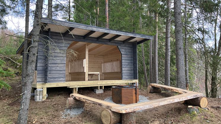 Vindskydd och grillplats.JPG