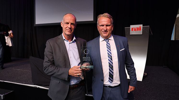 Ottar Ristesund collects Propulsion System Manufacturer of the Year Award at Electric & Hybrid Marine World Expo for Kongsberg Maritime