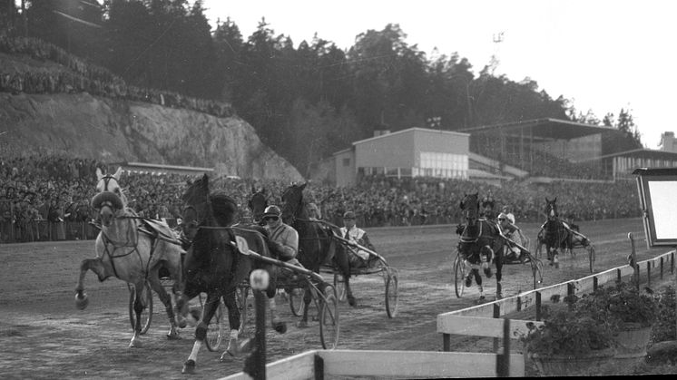 Välbesökt dag på Solvalla på 1950-talet. Men vi söker personer som var här redan under premiäråret 1927. 