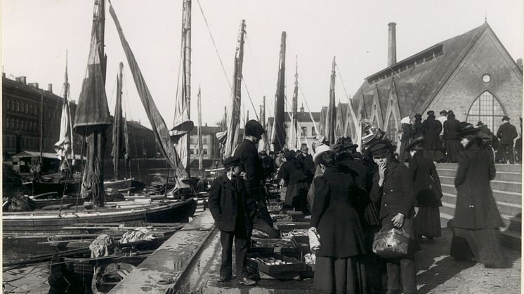 Feskekôrka och Fisktorget början av 1900-talet - Göteborgs stadsmuseum
