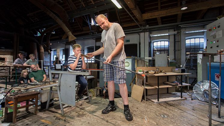 Das Glasstudio, das Museum und alle Kunsthandwerker des Museumsdorfes Baruther Glashütte laden zu einem umfangreichen Sommerferienprogramm ein. 