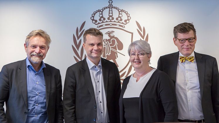 Högskolan i Borås rektor Björn Brorström, Kommunstyrelsens ordförande Ulf Olsson (S), Kommunstyrelsens förste vice ordförande Annette Carlson (M) och Högskolan i Borås prorektor Jörgen Tholin. Fotograf: Suss Wilén