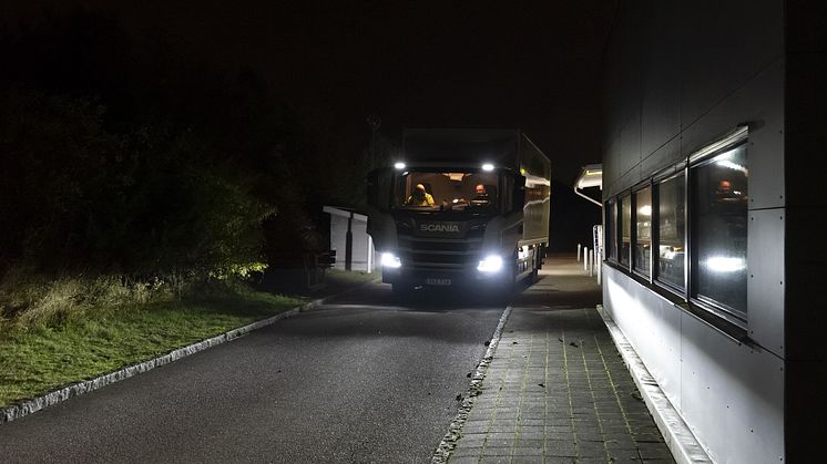 Utökade leveranstider och effektivare användning av varje fordon är ett par av vinsterna med leverans av varor till skolkök på kvällstid. Foto: Peter Håkansson