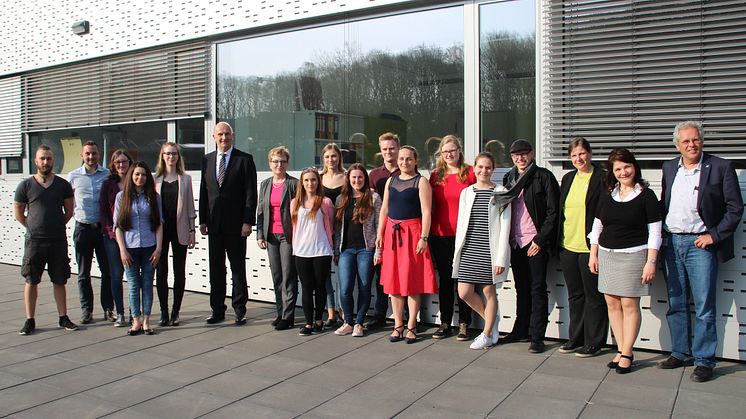 Zum Abschluss des Gesprächs mit den Studierenden noch ein Gruppenfoto auf der Dachterrasse von Haus 16.