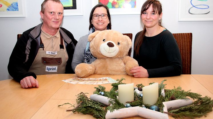 Silvio Rolle, Kerstin Stadler und Victoria Glaser während der Spendenübergabe im Elternzimmer