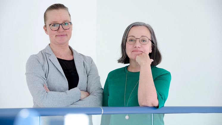 Linda Wårell och Kristina Ek, forskare i nationalekonomi vid Luleå tekniska universitet. Den bifogade bilden får användas fritt i redaktionella sammanhang. Foto: Luleå tekniska universitet.