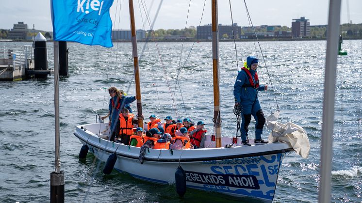 Außerschulischer Lernort: Segeln mit den Klassenkameraden auf der Kieler Förde. Das ist das Schöne an Kiel.Sailing.City!