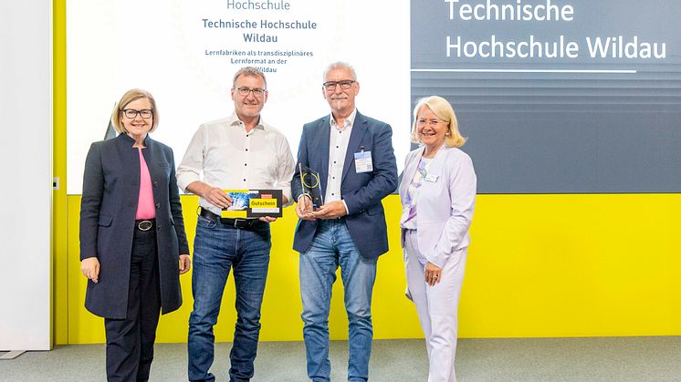 Die glücklichen Gewinner der TH Wildau bei der Preisverleihung des delina Awards auf der Learntec in Karlsruhe Bild: Jürgen Rösner