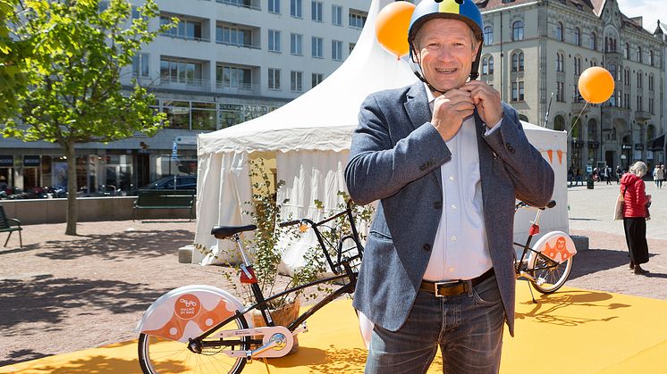 Milan Obradovic, kommunalråd (S) med ansvar för teknik och miljö invigde Malmös hyrcyklar med att cykla en hinderbana