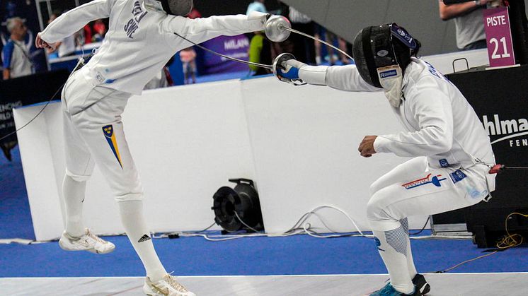 Den svenske värjfäktaren Christopher Kelly i aktion på VM i Milano under söndagen. Christopher vann alla matcher i sin poule och gick direkt vidare till huvudtävlingen som avgörs på onsdag. Foto Luca Pagliaricci #bizziteam