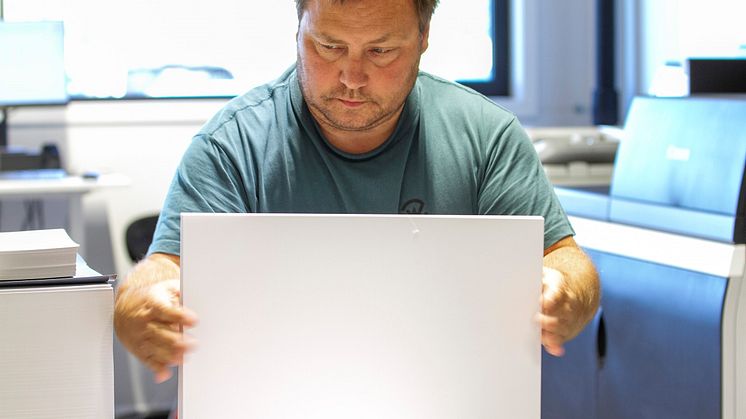 Bjørn Viggo Halvorsen er opprinnelig offsettrykker, men har funnet seg til rette med at plater og fuktevann er erstattet av toner, inline ferdiggjøring og arbeidsflytverktøy.