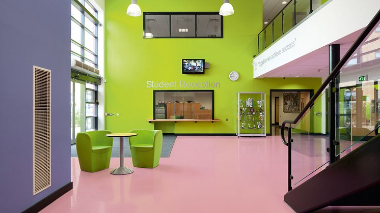 En glad färgkavalkad passar fint i årets trendbild! Det rosa linoleumgolvet är också ett bra miljöval.  DLW Linoleum från Gerflor.