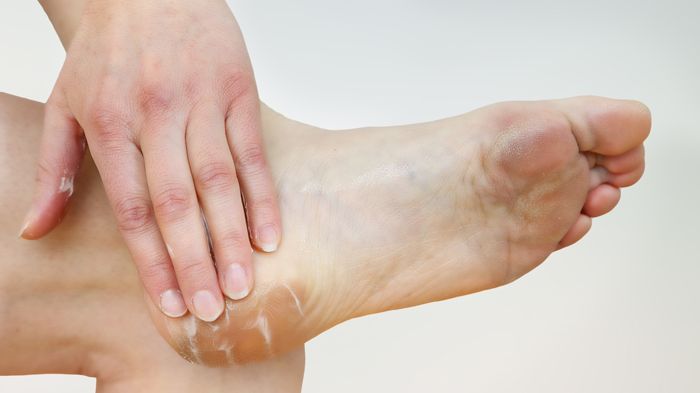 Um Fußproblemen vorzubeugen, sollten Diabetiker ihre Füße jeden Tag eincremen. Bild: Edler von Rabenstein | Fotolia